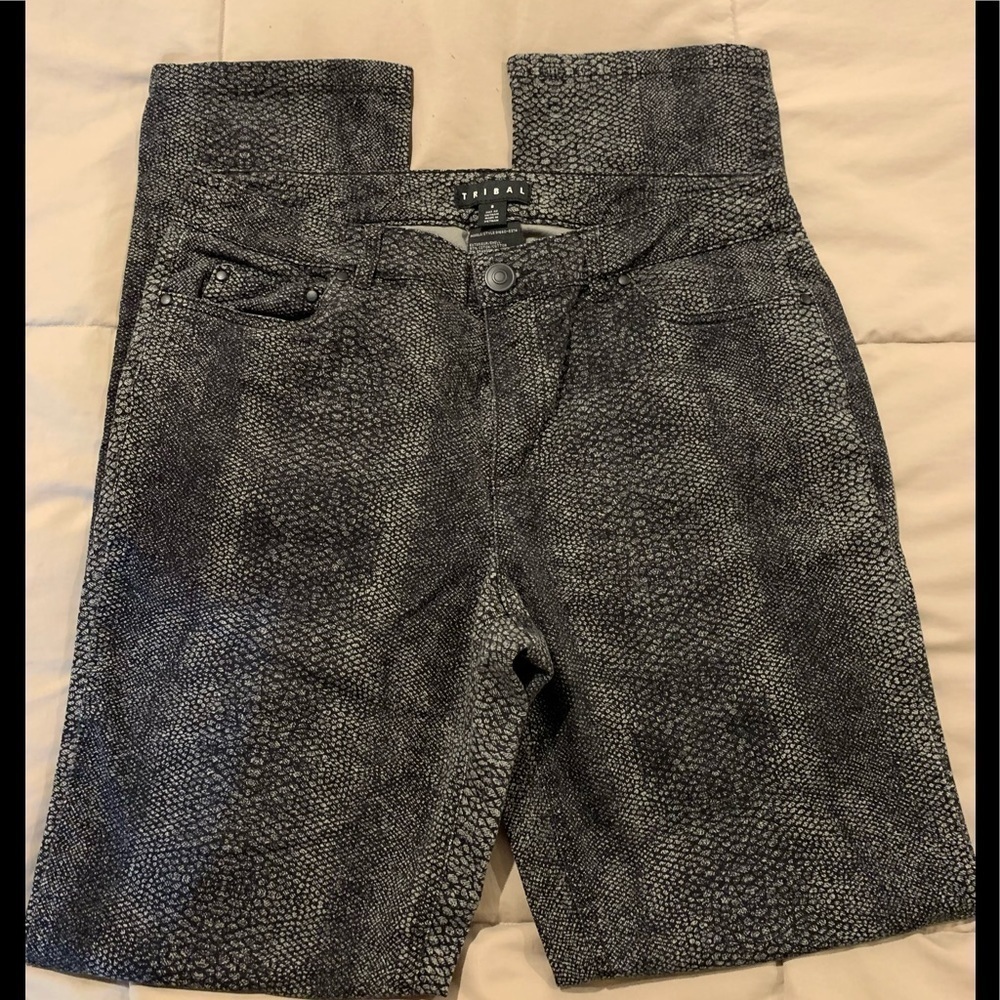 Tribal black/ gray snake skin print jeans. Sz 8.​​​​​​​​​​​​​​​​​​​​​​